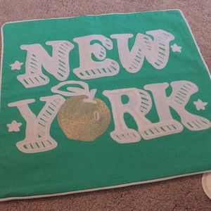 Pottery Barn Teen green New York pillow case NEW